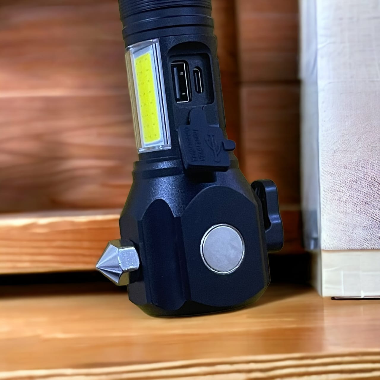 Multifunctional LED flashlight